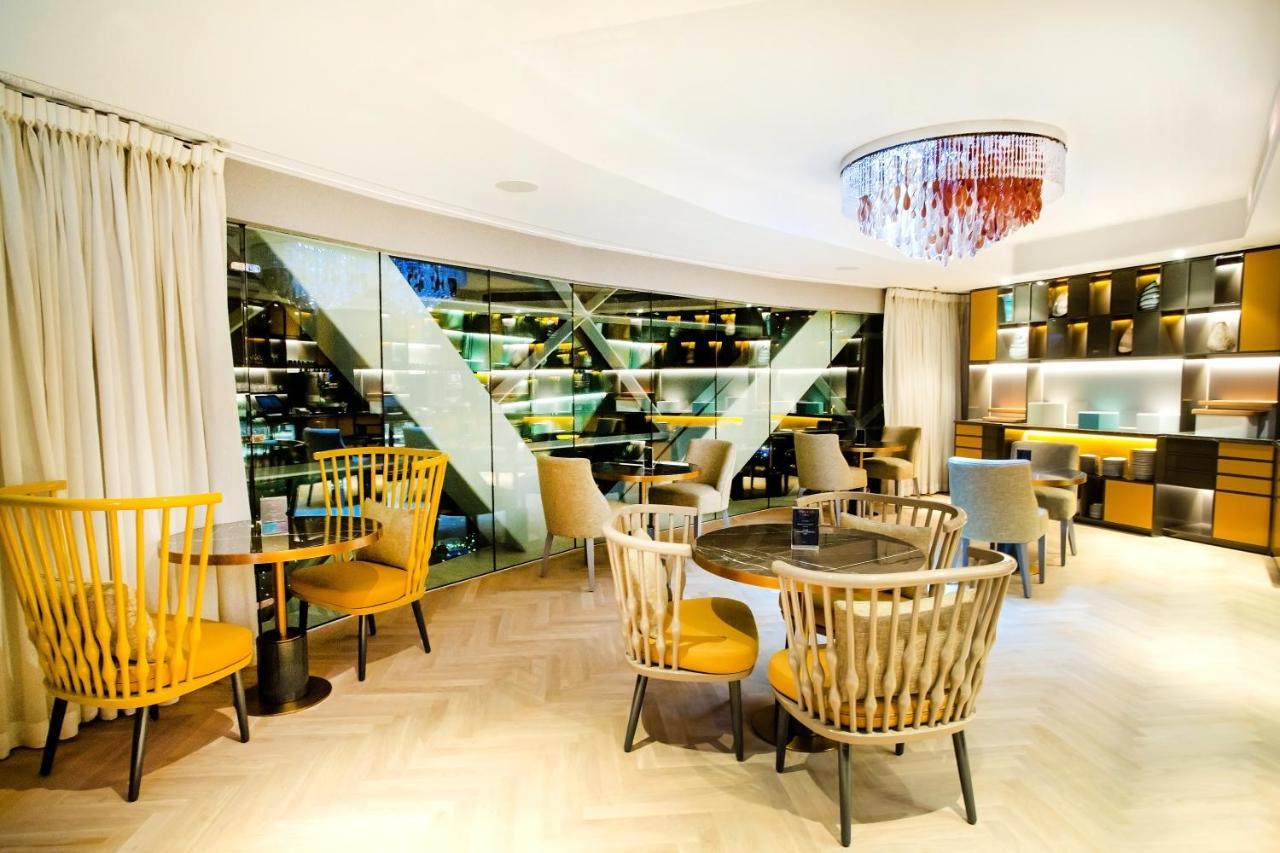 Andaz Capital Gate Abu Dhabi, By Hyatt Hotel Abu Dhabi