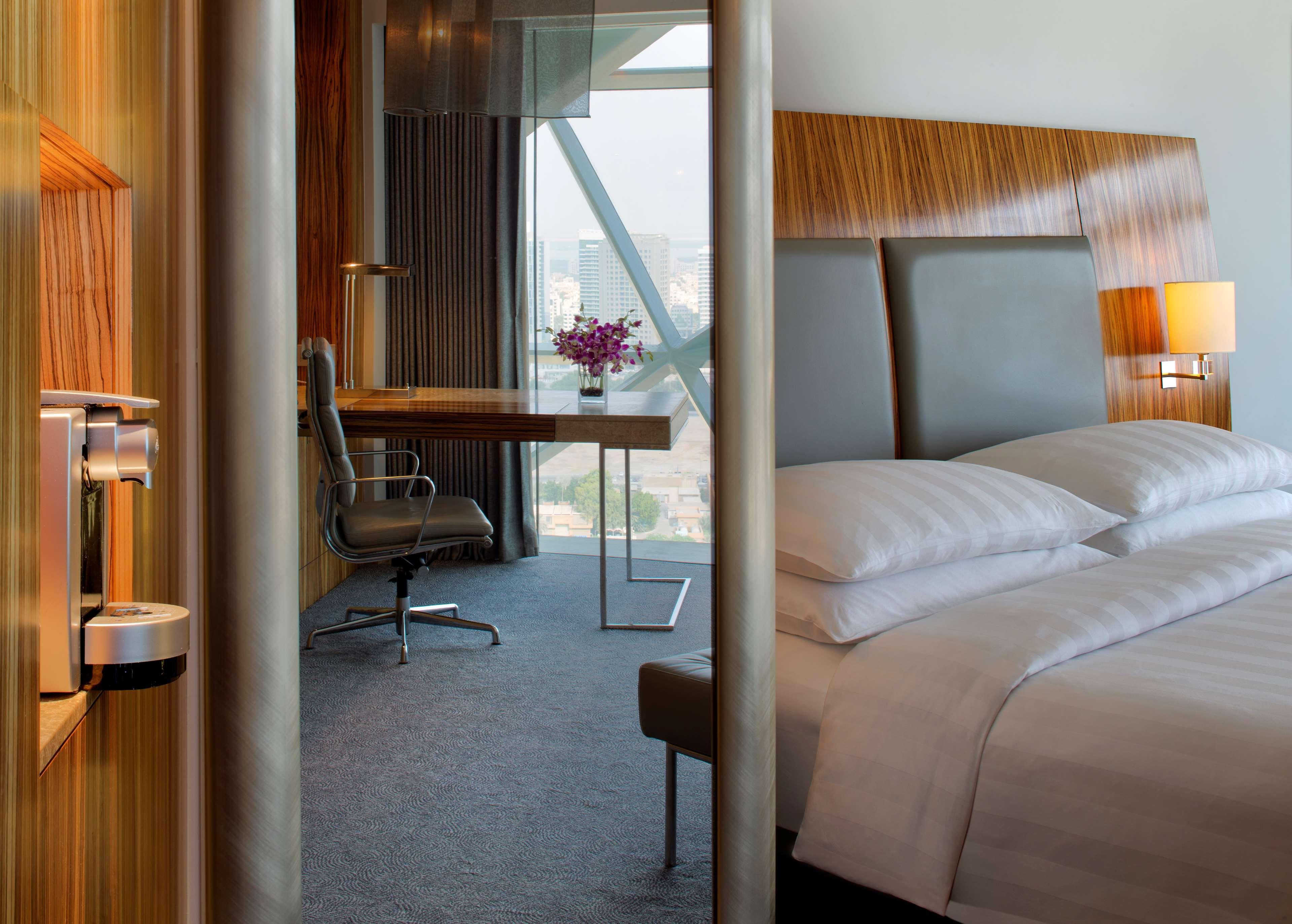 Andaz Capital Gate Abu Dhabi, By Hyatt 5* Abu Dhabi